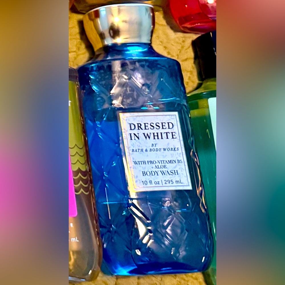 Bath & Body Works Dressed in White - 10 OZ Body Wash - Elegant & Timeless! 🤍✨